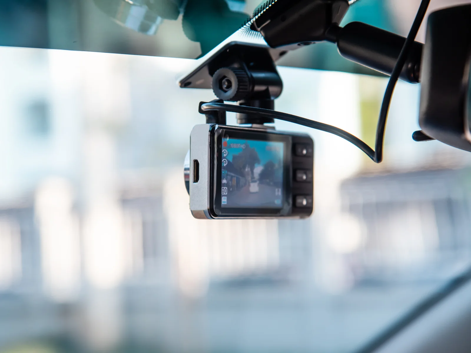 Dashcam installata a bordo di un veicolo durante la marcia