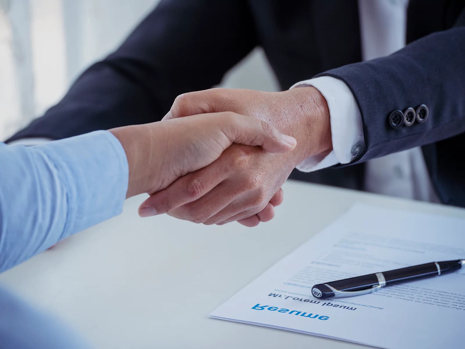 Due professionisti si stringono la mano al termine di un incontro