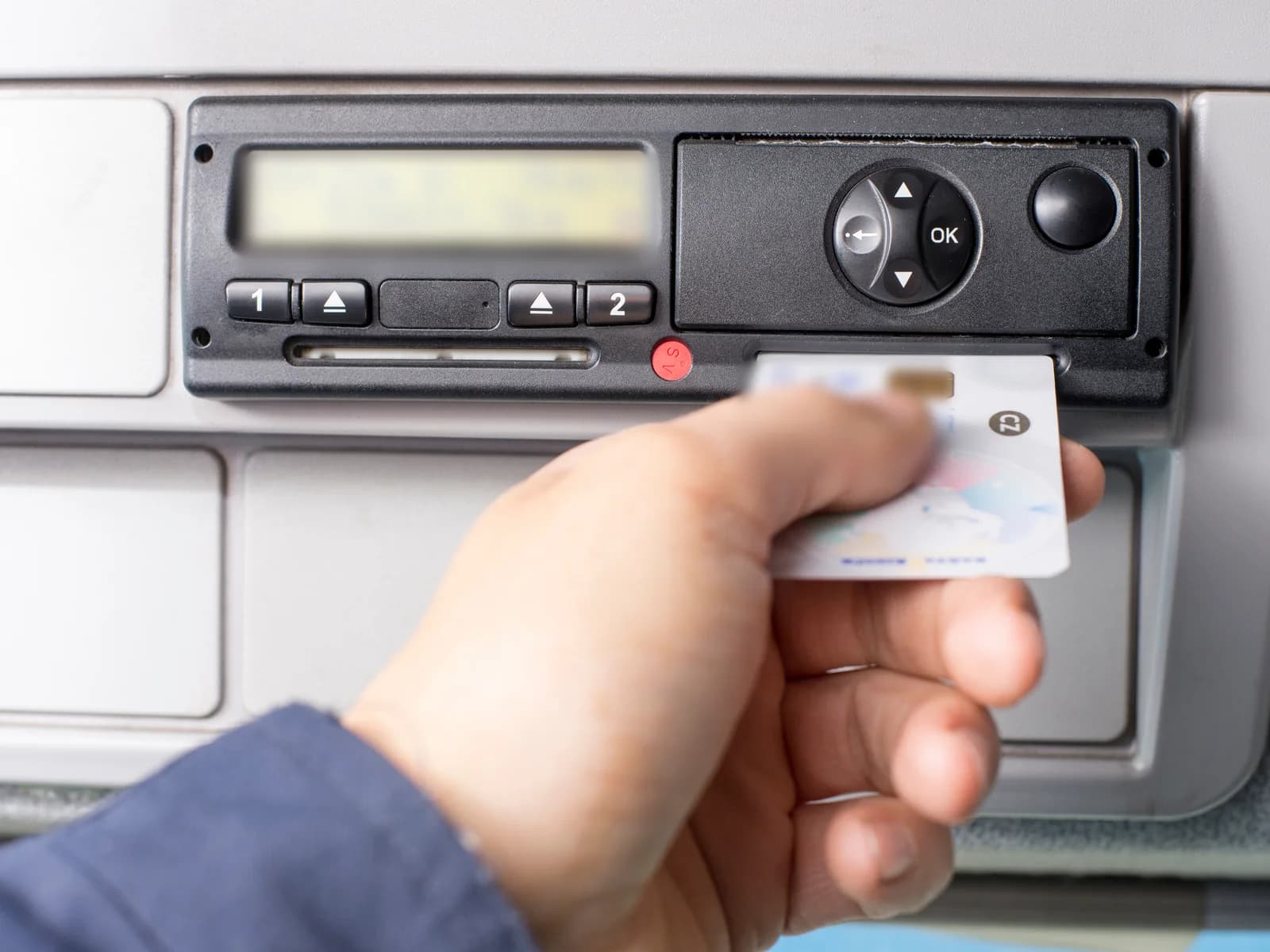 Conducente che inserisce la carta nel tachigrafo digitale