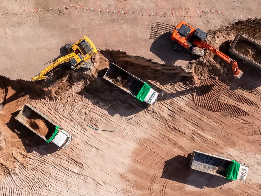 Mezzi da cantiere operativi in un'area di lavoro
