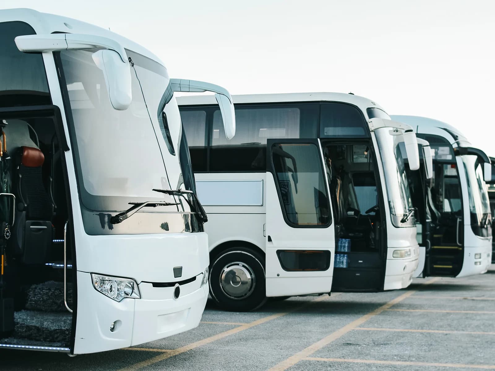Autobus in sosta in un deposito prima del servizio