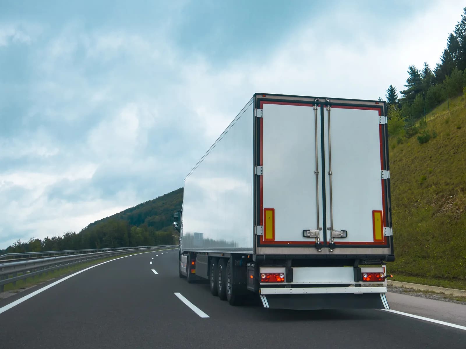 Mezzo commerciale in transito su un'arteria europea